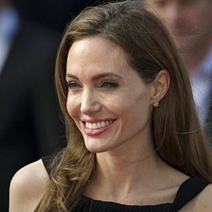 Boşanma davası nedeniyle yaşadığı travmayı atlatmaya çalışıyor. Angelina Jolie ile