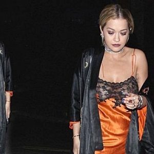 İngiliz şarkıcı Rita Ora ‘gecelik’ stiliyle Los Angeles sokaklarında görüntülendi.