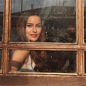 Kendisi gibi oyuncu olan Burak Özçivit ile aşk yaşayan Fahriye