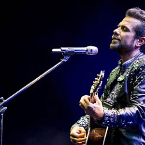 Kenan Doğulu önceki akşam Harbiye Cemil Topuzlu Açıkhava Sahnesi’ndeydi. Yaklaşık
