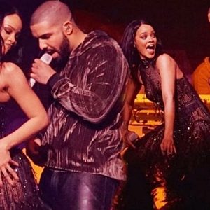 MTV Video Müzik Ödülleri töreninde sahnede öpüşerek aşklarını milyonlar önünde