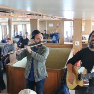 Vapurlarda müzik yapmaları yasak olan sokak müzisyenleri yeni düzenlemeyle artık