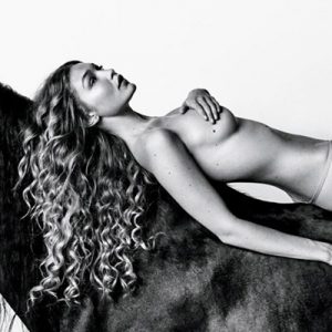 21 yaşındaki model Gigi Hadid, kapağında boy gösterdiği bir dergiye