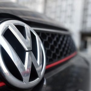 Alman otomotiv devlerinden Volkswagen Grubu, emisyon skandalından belini doğrultamıyor. Grup