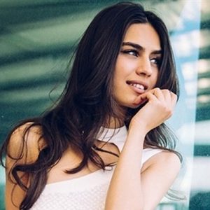 2014 yılında Miss Turkey birincisi seçildikten sonra oyunculuğa adım atan