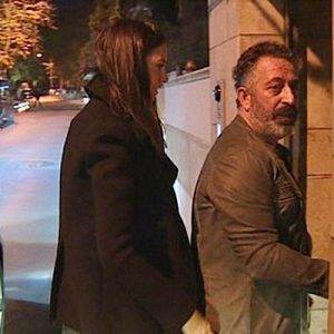 Ünlü komedyenin bir mekanda DJ’lik yapan Ozan Güven’i dinleyen ikili,