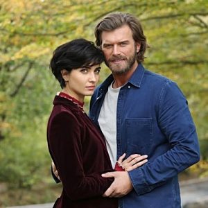 Ay Yapım imzalı, başrollerinde Kıvanç Tatlıtuğ ve Tuba Büyüküstün’ün yer