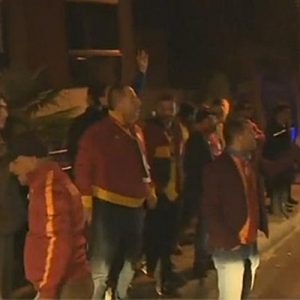 Galatasaray taraftarları Fenerbahçe derbinisin ardından Florya’da yönetimi, futbolcuları ve teknik