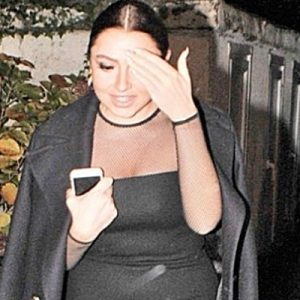 Seksi şarkıcı gece yarısı Bebek’te kaş tasarım merkezinde kaşlarını yaptırdı.