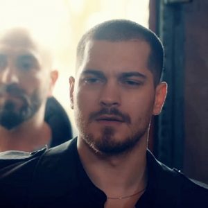 Başrollerini Çağatay Ulusoy, Aras Bulut İynemli, Çetin Tekindor, Bensu Soral,