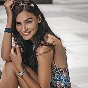 Ünlü oyuncu Saadet Işıl Aksoy, ilk bebeğini kucağına aldı. Müjdeyi