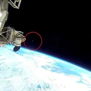 Uluslararası Uzay İstasyonu’ndan yapılan canlı yayın, görüntüde beliren UFO nedeniyle