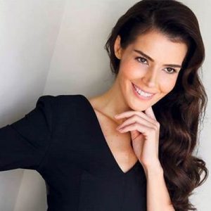 Kimi yıldızlar doğal halleriyle de aynı görünürken, Hatice Şendil’i tanımak
