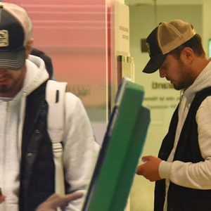 Doğal tavırlarıyla dikkat çeken ünlü popçu Murat Boz, banka sırasında