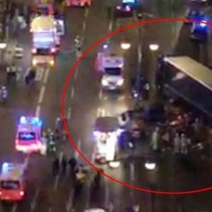 Berlin’in ünlü Kurfürstendamm Caddesi’ndeki Noel pazarına bu gece hızla giren