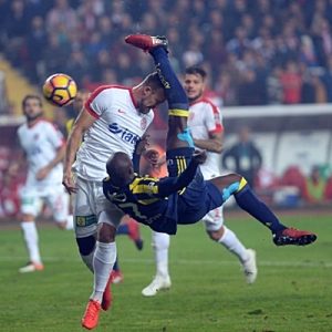 Fenerbahçe’nin Senegalli futbolcusu Moussa Sow tartışmalı gol pozisyonunun içerisinde yer