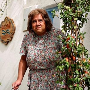 Oyuncu kadrosunda Tuvana Türkay, Ülkü Duru , Salih Kalyon, Seda