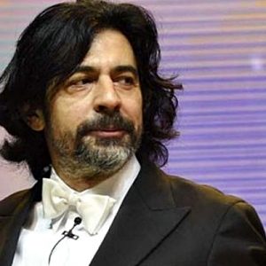 Şovmen Okan Bayülgen, Bodrum’da açtığı sanat ve eğlence kulübünde kadın