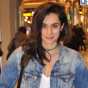 Oyuncu Hande Doğandemir, geçtiğimiz gün Zorlu Alışveriş Merkezi’nde görüntülendi. Yalnız