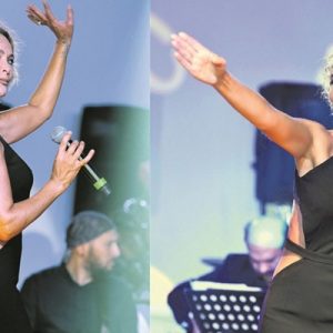 53’lük Hülya Avşar dekoltesiyle göz doldurdu. Selfie filmiyle ilgilenen Hülya