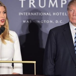 Ailesiyle beraber bindiği uçakta, babasıyla ilgili hakarete uğrayan Ivanka Trump,