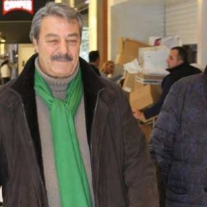 Gazetecilerle karşılaşan usta aktör, “Daha yeni konuştuk, ne konuşacağız” diye