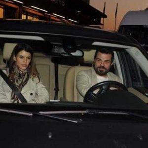 Kenan Doğulu ve Beren Saat çifti yemek yedikleri mekanın çıkışında