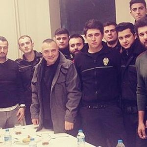 Usta oyuncu, polis merkezinde çekilmiş fotoğrafını sosyal medya hesabından paylaştı.