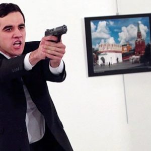 Saldırganın silahı tavana doğrulttuğunu gördüm. Büyükelçi’nin de yerde yattığını gördüm.