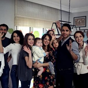 Kadir Doğulu, Seda Bakan ve Mustafa Üstündağ’ın rol aldığı “Bana