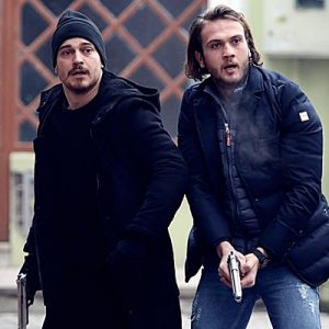 Yapımcılığını Ay Yapım’ın üstlendiği İçerde’nin başrollerinde; Çağatay Ulusoy, Aras Bulut