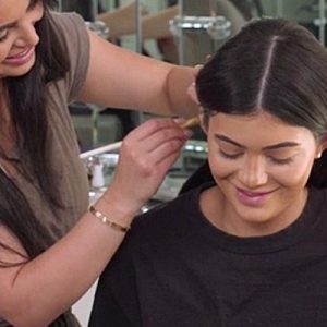 Kadınların süslenme arzusu, moda çılgınlığı ile birleşti ve yeni bir
