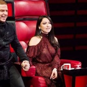 Giydiği elbiseyle stüdyodaki güçlü ışıkları hesaba katmayan Hadise, talihsiz bir