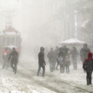 Kentte ‘karlı’ beşinci güne girilirken öğle saatlerinden itibaren karla karışık