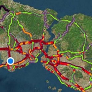 Kar başladı, İstanbul trafiği kilitlendi!Akşam saatlerinden itibaren başlayan kar yağışı
