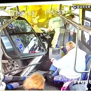 Otobüsün içine dalan kamyonet şans eseri ölüme neden olmadı Bu