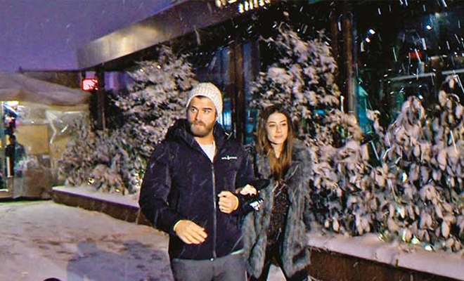 Kıvanç Tatlıtuğ, eşi Başak Dizer’le birlikte Etiler’deydi. Mekân çıkışında kar