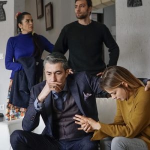 Başrollerini Erkan Petekkaya, Ebru Özkan Saban, Barış Falay ve Mine