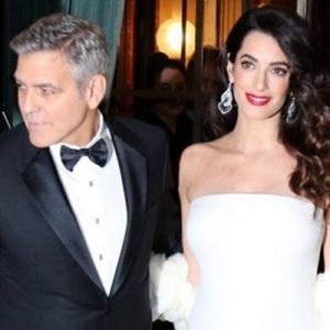 George Clooney’nin eşi Amal Clooney, ilk kez hamile göbeğini belli
