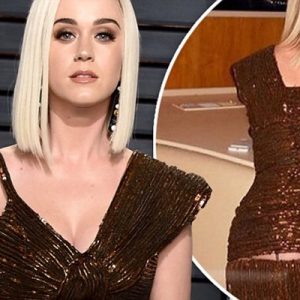 Ünlü şarkıcı Katty Perry, Oscar Törenleri’nde kıyafetinin kalça bölümü yırtılınca