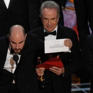 Warren Beatty en iyi filmi yanlış açıkladı: Bu bir şaka