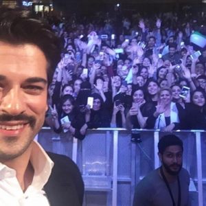 Dubai’de çok sayıda hayranı bulunan Burak Özçivit’i görmek isteyenlerden 500’er