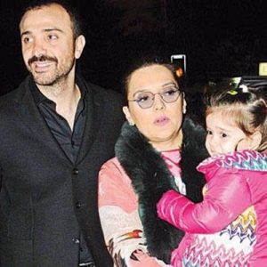 Demet Akalın, önceki akşam eşi Okan Kurt ve kızı Hira