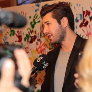 Oyuncu Furkan Palalı’dan çocuklara anlamlı destek! Palalı, ‘Hayatı Aydınlat’ konserinde