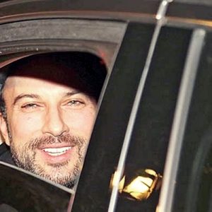 Pop albümünün hazırlıkları içerisinde olan Tarkan, Ulus’taki stüdyodan çıkarken objektiflere