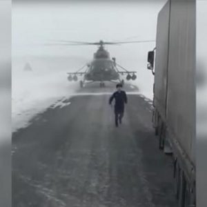 Kazakistan’da çekilen bu görüntülerde askeri helikopterden inen bir asker, kamyon