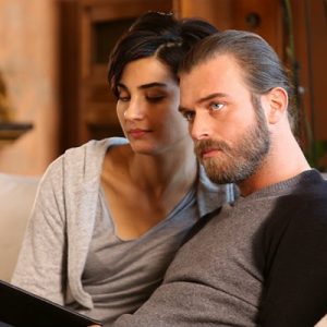 İzleyicinin de gözünden kaçmayan Kıvanç Tatlıtuğ’un bu görüntüleri ‘Eşine reklam