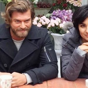 Tuba Büyüküstün, ‘Cesur ve Güzel’ dizisinin setinde hayranlarının fotoğraf isteğini