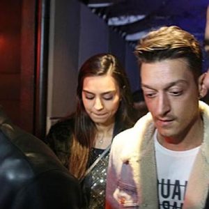 2014 Türkiye Güzeli Amine Gülşe ile İngiliz ekibi Arsenal’de forma