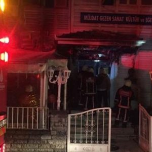 Müjdat Gezen Sanat Merkezi’nin giriş kısmında çıkan yangında maddi hasar